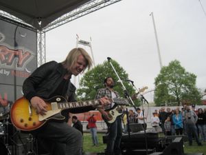 2010년 공연하는 존 노이펠드