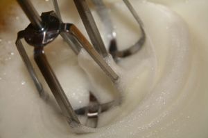 거품 낸 달걀 흰자