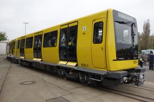 슈타들러 팡코 공장에 있는 IK17 열차(발빠짐 방지판 장착)