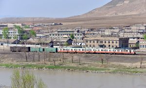 함북선의 삼봉에서 혼합 열차를 견인하는 조선민주주의인민공화국 철도성 500호대 전동차.