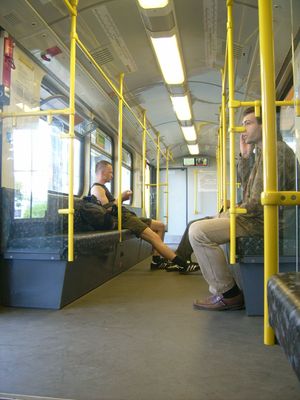 GI/1E 열차 내부. BVG 기업 디자인에 맞춘 밝은 노랑색 손잡이와 어두운 좌석이 특징이다.