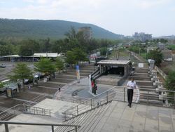 쭤잉/고속철도 역의 2번 출입구