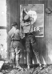 나치당의 포스터를 붙이는 돌격대원 (1932년 6월 21일)