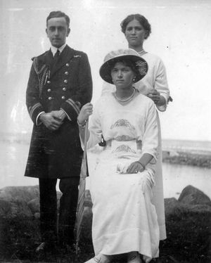 1915년. 러시아 제국니콜라이 2세의 셋째 딸 마리아 공주 (뒤), 첫째 딸 올가 공주 (앞)와 기념 촬영