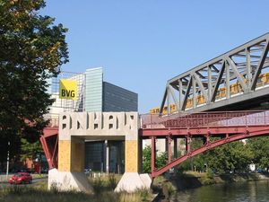 구 안할터 역 근처, 란트베어 운하 위 옛 철도 교량에 있는 U1 지하철 고가교