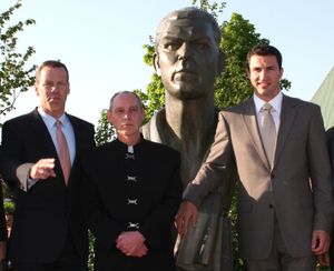 2010년 5월 21일 홀렌슈테트에서 막스 슈멜링 기념비 제막식 후의 헨리 마스크와 블라디미르 클리치코