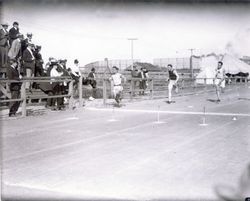 아키 한이 레이스에서 우승하고 있다