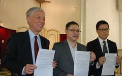 2013년 3월 27일, 센트럴 점거 신념서 발표. 왼쪽부터 주야오밍, 다이 야오팅, 천젠민.