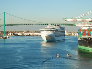 2011년 로스앤젤레스 항을 떠나는 크루즈 선박 사파이어 프린세스호가 빈센트 토머스 다리 아래를 지나고 있다.