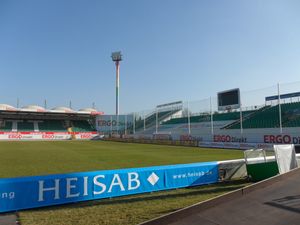 개조된 남쪽 스탠드(South End).