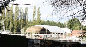 Cofton Park에서 열릴 행사를 위해 준비된 무대