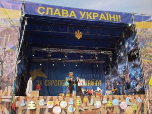 유로마이단 중 독립 광장의 무대, 2014년 2월 19일