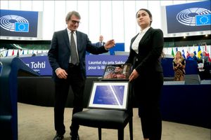 일함 토흐티의 딸 주허 일함이 아버지 대신 다비드 사솔리, 유럽 의회 의장으로부터 2019년 사하로프 상을 받고 있다.