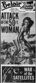 드라이브 인 극장의 1958년 광고, 영화 50 피트 우먼의 공격과 함께 상영된 위성과의 전쟁.