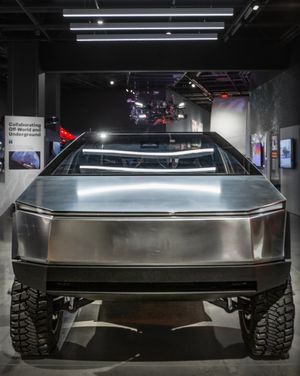 피터슨 자동차 박물관(Petersen Automotive Museum)에 전시된 사이버트럭 프로토타입