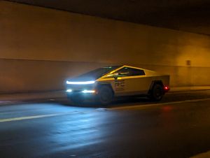 2023년 10월, 캘리포니아주 산 마테오(San Mateo, California)에서 출시 후보 차량 테스트 중