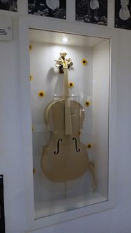 "Blue Jay Way" 영화 시퀀스에 등장한 첼로, 리버풀 비틀즈 박물관에 전시됨