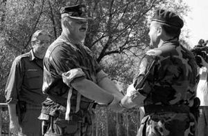 마리얀 마레코비치 중장(왼쪽)이 1995년 8월 6일, 비하치 포위가 해제된 후 트르자츠카 라스텔라에서 보스니아 헤르체고비나 공화국군(ARBiH) 중장 아티프 두다코비치(오른쪽)에게 인사하고 있다.