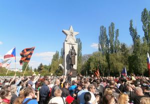 2016년 5월 7일 체코 공화국에서 프라하 공세 중 사망한 붉은 군대 병사들의 무덤에 꽃을 놓는 밤의 늑대들과 체코인