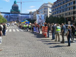 2016년 5월 7일, 체코 공화국 프라하를 통과하는 밤의 늑대들의 행진에 반대하는 시위
