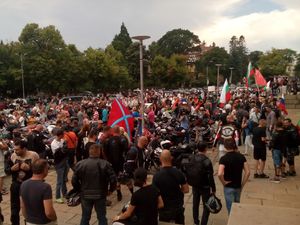 2016년 7월 1일, 불가리아 소피아에서 불가리아 및 러시아 국기를 들고 있는 밤의 늑대들