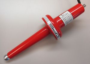 고전압(HV) 저항 분배 프로브. 측정하려는 HV(Vin)는 코로나 볼 프로브 팁에 인가되고 접지는 검은색 케이블을 통해 분배기의 다른 쪽 끝에 연결된다. 분배기 출력(Vout)은 케이블 옆의 커넥터에 나타난다.