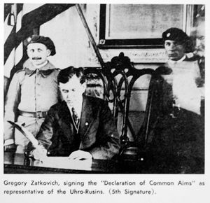 그레고리 자트코비치가 1918년 10월 26일 필라델피아의 독립 기념관에서 공동 목표 선언에 서명하고 있다.