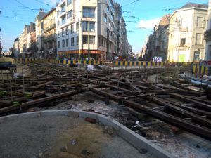 2015년 7월 25일 브뤼셀 '얀손' 정류장에서 콘크리트 뗏목 위에 트램 선로 81, 92, 97을 재설치