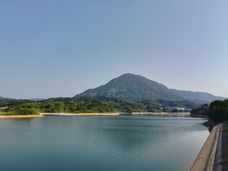 톈핑 저수지 댐에서 바라본 푸룽산 전경