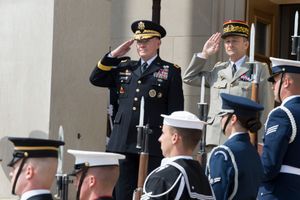 2014년 4월 23일 미국 육군 장군 마틴 E. 뎀프시 옆에 있는 피에르 드 빌리에.