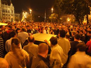 시위대가 라디오를 듣고 있다 – 2006년 9월 18일 0시 4분