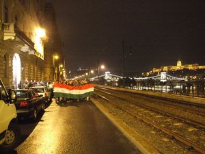 부다 성에 있는 대통령 관저에서 돌아오는 시위대 – 2006년 9월 18일 2시 12분