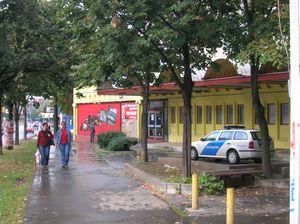 깨진 창문이 있는 헝가리 사회당(MSZP) 미슈콜츠 사무실