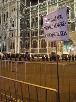 ...그리고 그들을 마주한 경찰들 – 2006년 9월 20일 오후 10시 06분