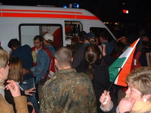 오후 6시에 도하니 거리에서 촬영한 사진. 구급대원들이 부상자들에게 응급 처치를 하고 있다.