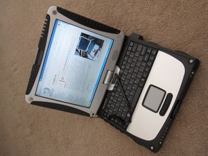 터프북 CF-19 MK1(2006년경)이 터프북의 위키백과 페이지를 표시하고 있다.