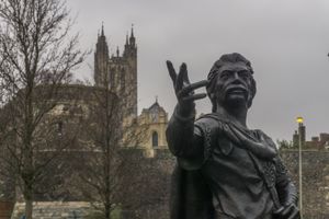 배경에 캔터베리 대성당이 있는 앨설버트 동상