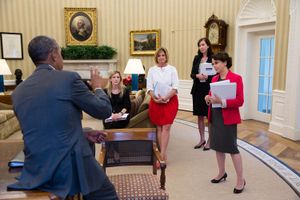 2013년 버락 오바마 대통령(왼쪽)의 고문들과 함께 있는 팔미에리(가운데)