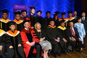 2014년 국립칭화대학 명예 공학 박사 학위 수여식에서