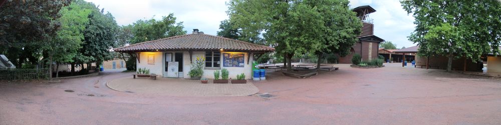 환영 센터 ("카사"로 알려짐), 오른쪽에 시계탑