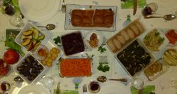 전통적인 로쉬 하샤나 음식: 사과와 꿀, 대추야자, 석류, 부추, 달콤한 당근, 시금치, 게필테 피쉬 등