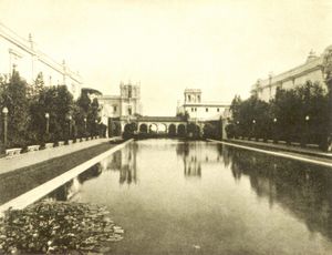 1915년 파나마-캘리포니아 박람회의 라 라구나 데 라스 플로레스(현재의 반사 연못)