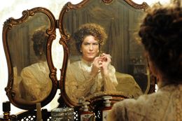 2012년 드라마 Lado a Lado에서 악당 콘스탄시아 아순상 역을 맡은 필라