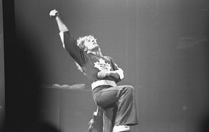 1976년 캐나다 온타리오주 토론토 메이플 리프 가든스에서 무대 공연을 하는 돌트리