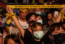 파면 투표 당일 『0606 광복 가오슝』이라고 쓰인 노란 띠를 두른 시민 (2020년 6월 6일)