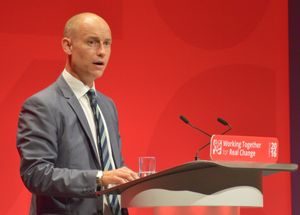 2016년 노동당 회의에서 연설하는 키녹