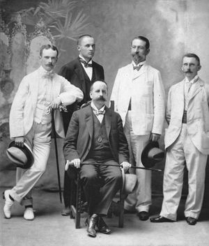 1900년경 젊은 구스타프 폰 볼렌 운트 할바흐 (왼쪽)