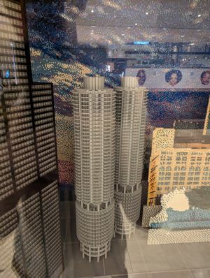 시카고 레고 스토어 쇼윈도에 전시된 마리나 시티 타워의 레고 모델