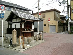  니시슌토쿠 지조 (이쿠노구 카츠야마 키타 4초메). 이 근처가 구 대자 이노기리노의 코지 마을이다. 촬영자가 서 있는 위치·왼쪽 일방통행 표지판이 있는 도로 부분에 한때 구 히라노 강이 흐르고 있었다.