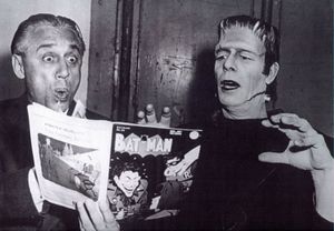 프랑켄슈타인의 집의 비하인드 신 스틸 사진으로, 제작자 폴 말번(왼쪽)과 글렌 스트레인지(오른쪽)가 프랑켄슈타인 몬스터 분장을 하고 있다.